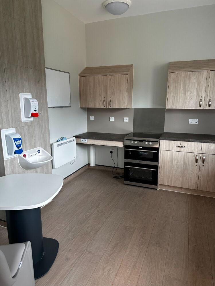 4b. kitchen cooker.JPG