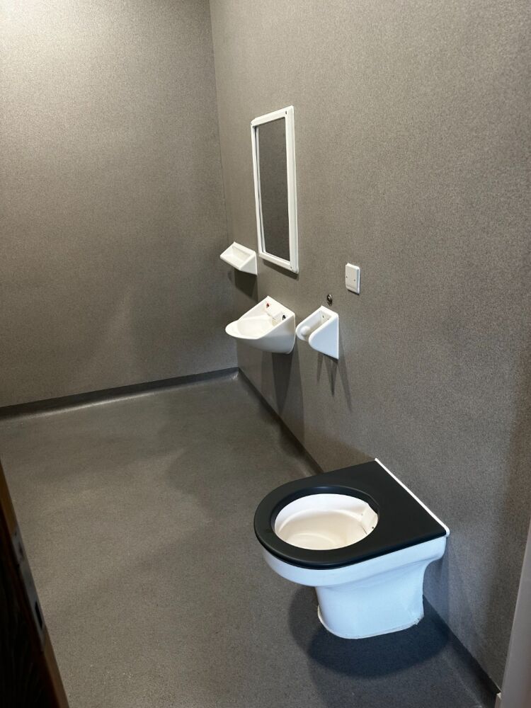 5. Good bathroom toiilet.JPG