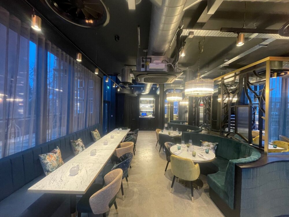 1a. Ppot Inside restaurant lights.jpg